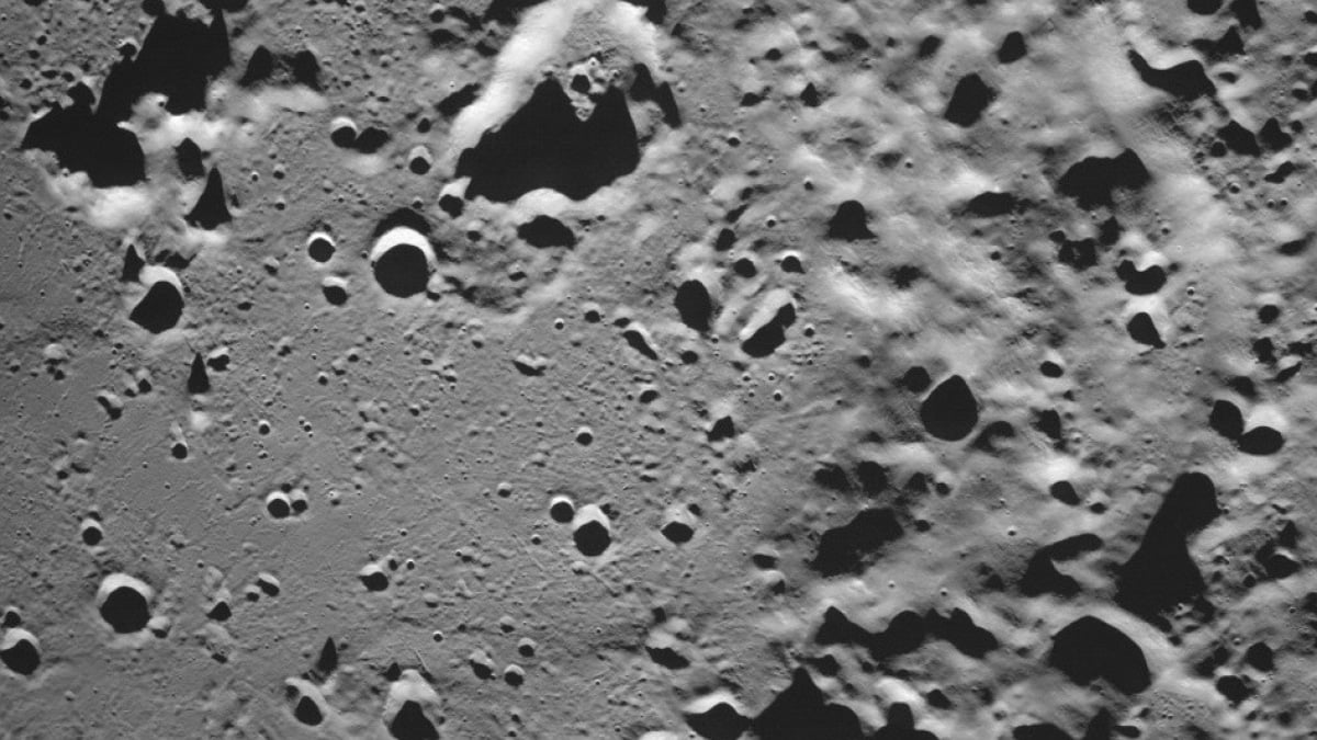 Russian spacecraft snaps wild moon crater photo before attempted landing