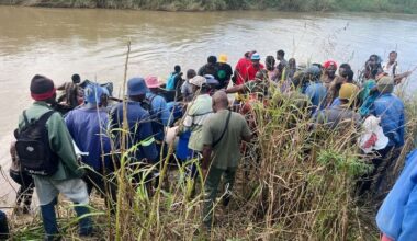 A section of the crowd of residents who gathered to collect meat from the dead hippo on the banks of the iMfolozi River in the iSimangaliso World Heritage Site near the town of Mtubatuba, northern KwaZulu-Natal. (Photo: Supplied)