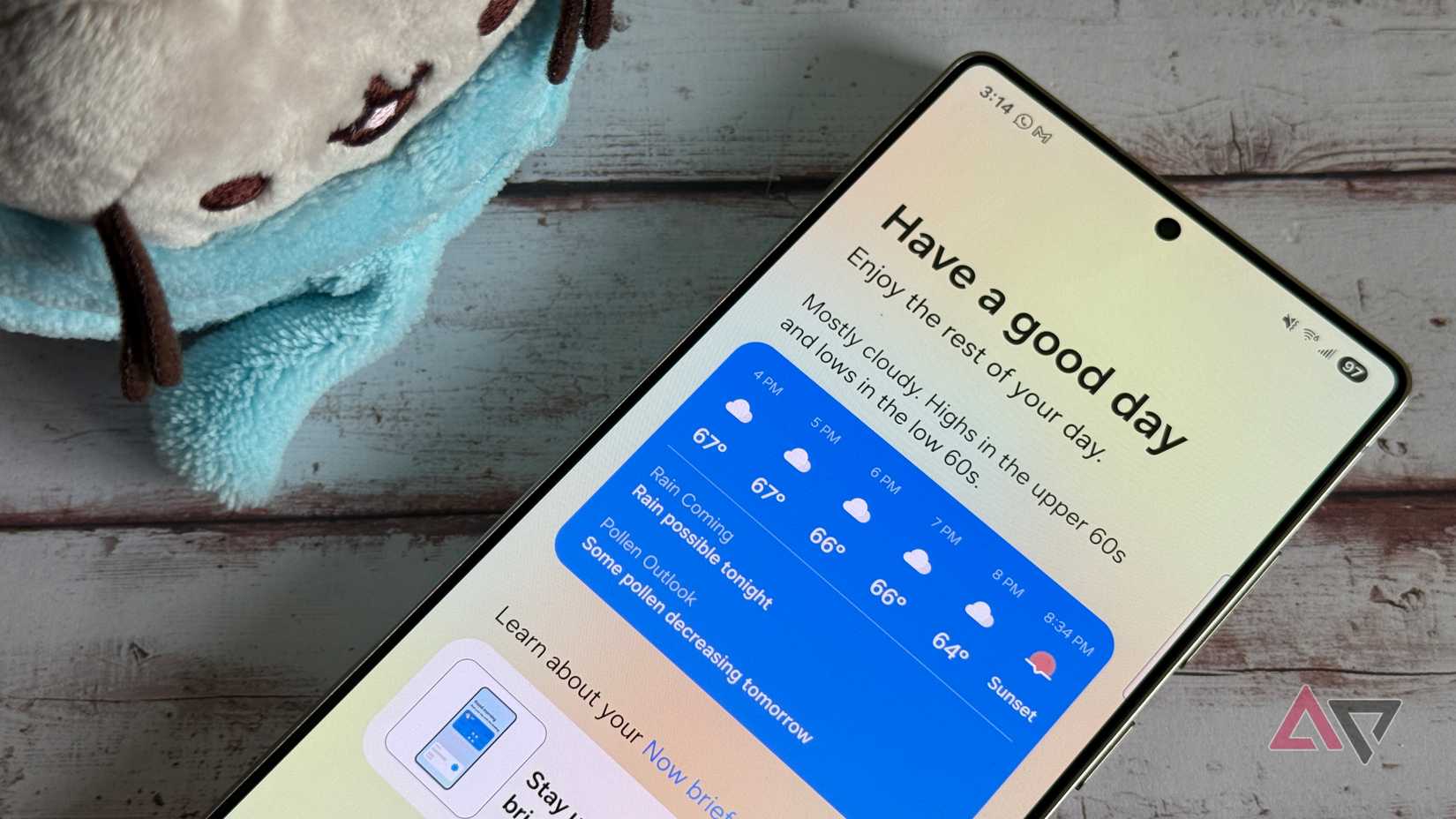 Samsung Now Brief showing a weather report next to Pusheen