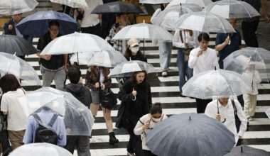 Japan's real wages in November fall 2.8% on year, down for 11th month
