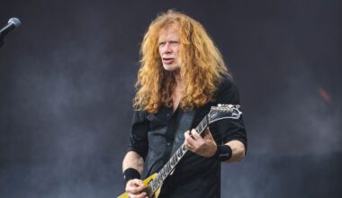 Dave Mustaine on stage snarling