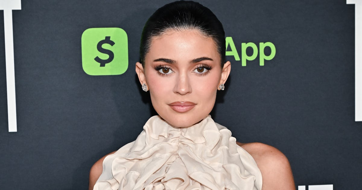 Kylie Jenner Bared Her Navel In A Crop Top At 'The Moment' Premiere