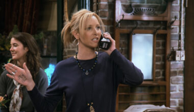 Matthew Perry Gave Lisa Kudrow An Adorable Friends Prop As The Show Ended