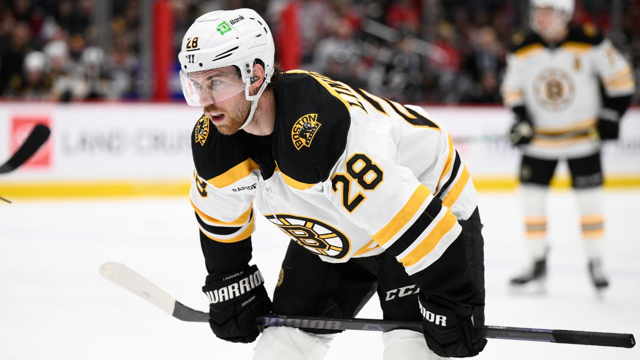Bruins' Elias Lindholm exits vs. Predators with upper-body injury