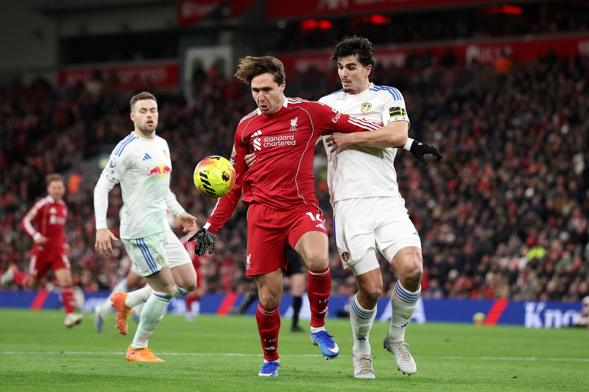 LIVERPOOL, ENGLAND - JANUARY 01: Federico Chiesa of Liverpool is challenged by Pascal Struijk of Leeds United during the Premier League match between Liverpool and Leeds United at Anfield on January 01, 2026 in Liverpool, England. (Photo by Jan Kruger/Getty Images)