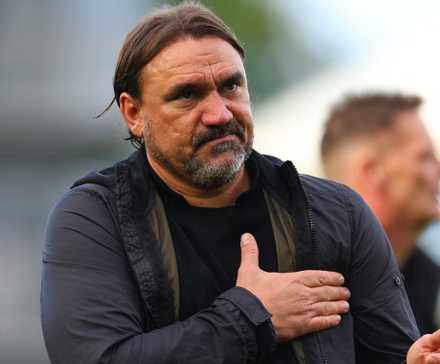 Leeds United head coach Daniel Farke showing appreciation towards supporters