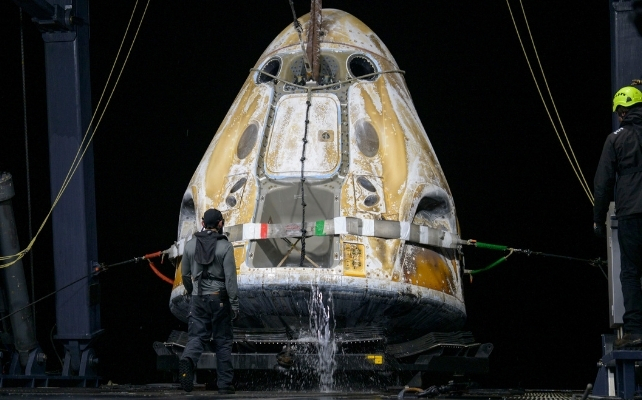SpaceX dragon capsule