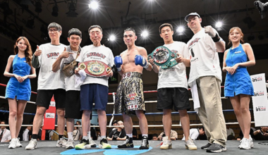 Kim Joo-young is taking a photo to commemorate the Rookie of the Year award of the 2025 East Pacific Boxing Federation during the 63rd annual general meeting of the World Boxing Council. 사진@legacyboxinggym_hannam