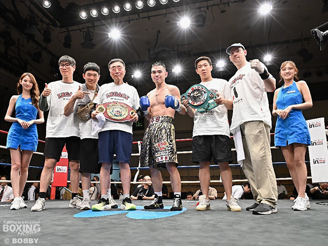 Kim Joo-young is taking a photo to commemorate the Rookie of the Year award of the 2025 East Pacific Boxing Federation during the 63rd annual general meeting of the World Boxing Council. 사진@legacyboxinggym_hannam