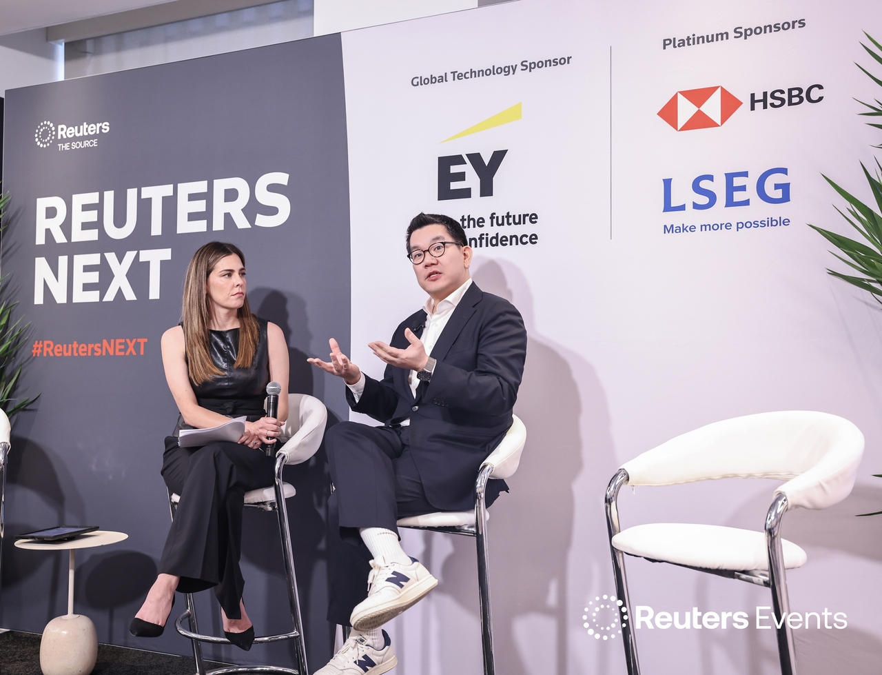Joon Choi (right), CEO of Weverse Company, speaks with Reuters correspondent Kim Vinnell during the global forum “Reuters NEXT” held in New York on Dec. 4. (Hybe)