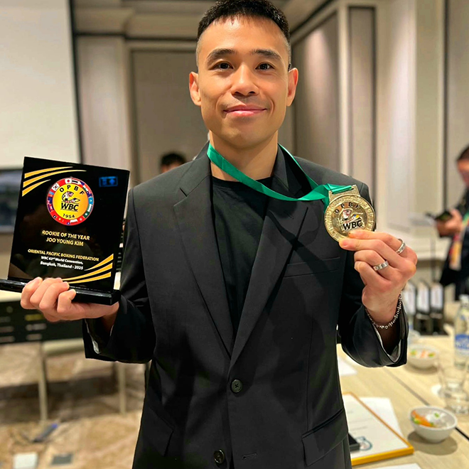 Kim Joo-young is taking a photo to commemorate the Rookie of the Year award of the 2025 East Pacific Boxing Federation during the 63rd annual general meeting of the World Boxing Council. 사진@legacyboxinggym_hannam