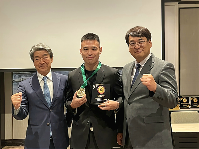 From left, Hagiwara Minoru, chairman of the East Pacific Boxing Federation, Kim Joo-young, super lightweight champion of the East Pacific Boxing Federation, and Hwang Hyun-chul, CEO of the Korea Boxing Commission. Photo = KBM