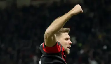 Soccer: Milan stay on Inter's heels, Roma climb to fourth