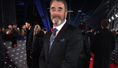 Nigel Mansell’s signed Williams helmet and IndyCar trophy head to auction without reserve