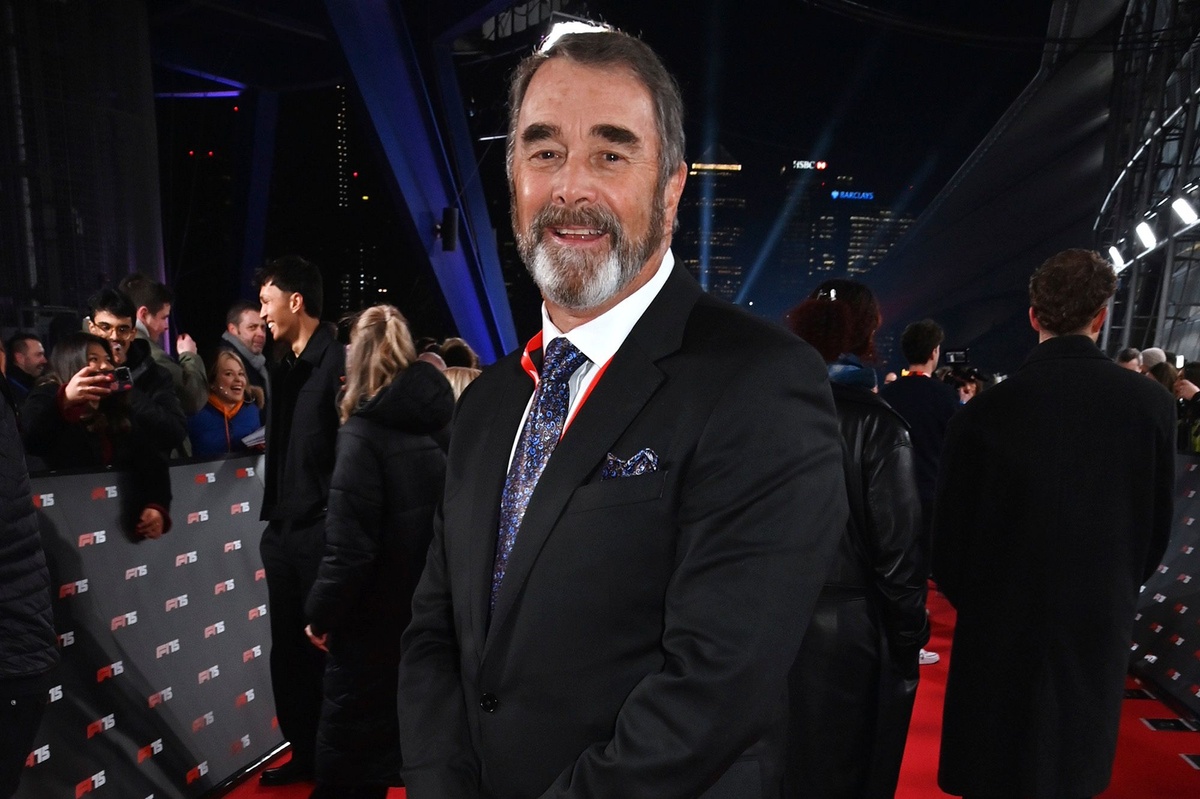 Nigel Mansell’s signed Williams helmet and IndyCar trophy head to auction without reserve