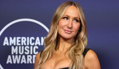 Nikki Glaser Shows Off Her Two Globes