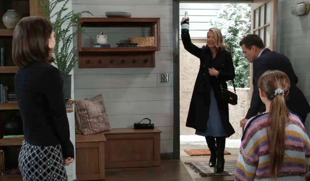 Nina arrives to celebrat GH