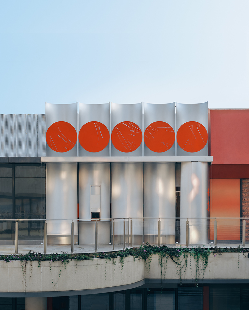 on site on track a cafe in motion 2