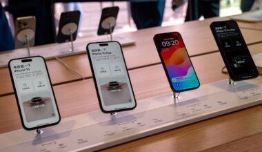 7 Out of 10 Smartphone Buyers Chose Apple in 2025- Is Android Headed For Extinction?