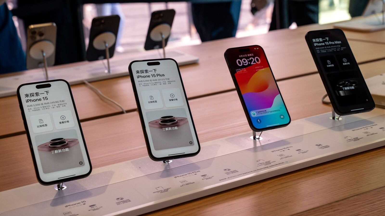 7 Out of 10 Smartphone Buyers Chose Apple in 2025- Is Android Headed For Extinction?