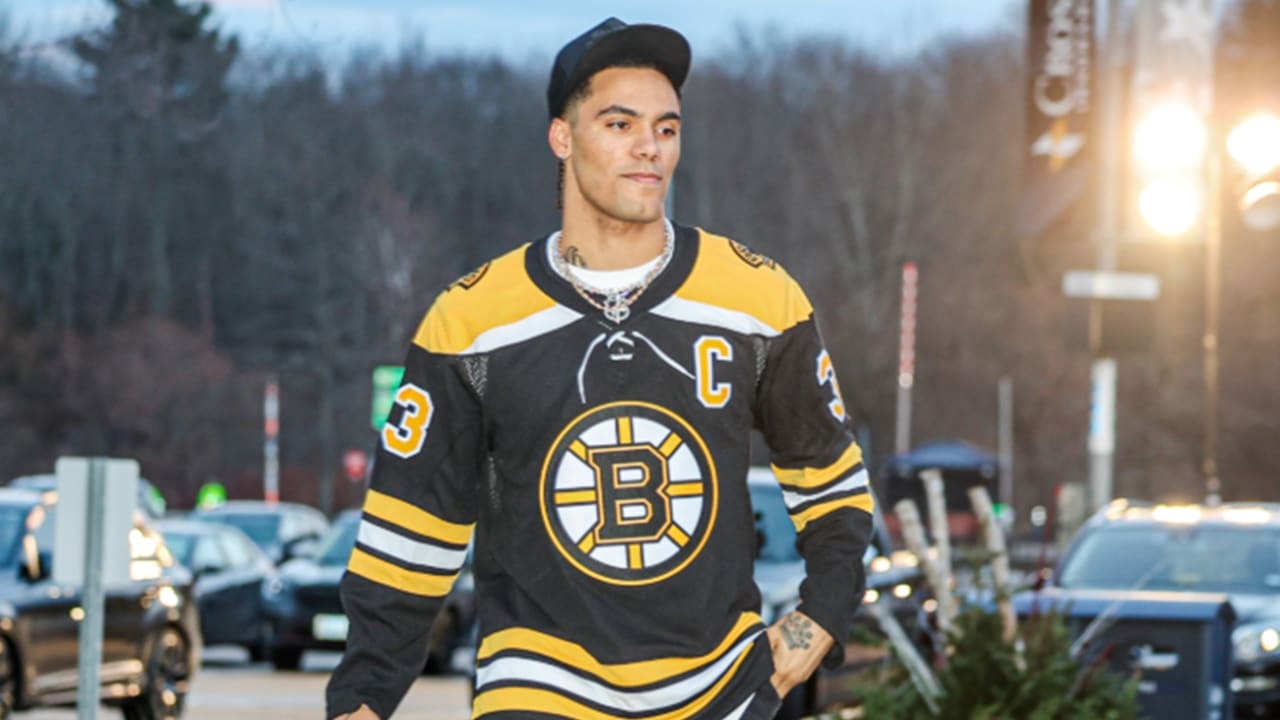 Patriots' Gonzalez rocks Chara jersey to playoff game