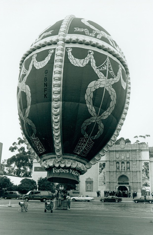 A Fabergé Egg balloon is grounded in front of the San Diego Museum of Art in Balboa Park to promote its 1989 exhibition "Febergé: The Imperial Eggs." (SDMA Archives)