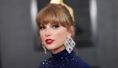 Taylor Swift Goes Glam in Gold Dress for Este Haim’s NYE Wedding, Seen Hanging Out with Stevie Nicks | Este Haim, Stevie Nicks, Taylor Swift | Celebrity News and Gossip | Entertainment, Photos and Videos