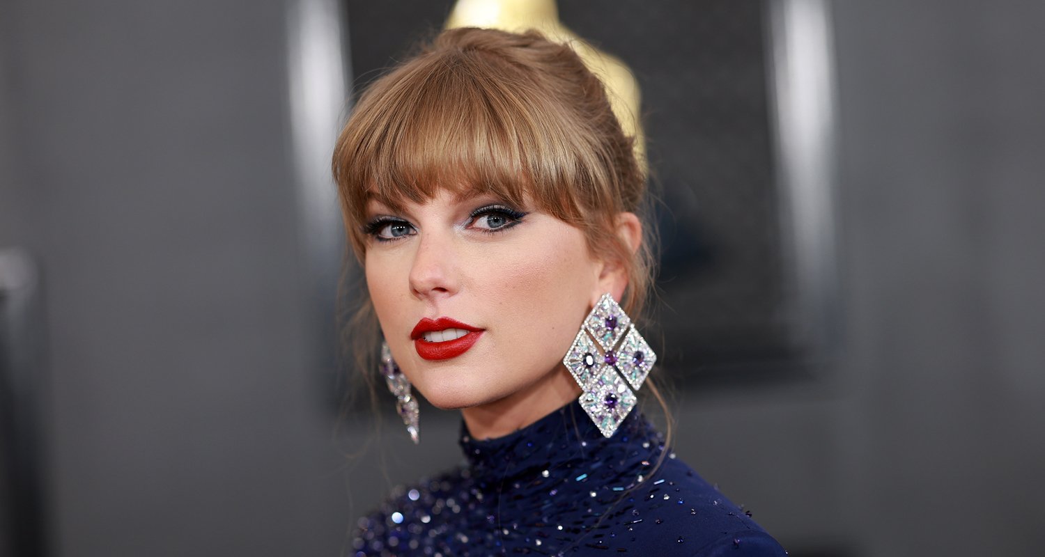 Taylor Swift Goes Glam in Gold Dress for Este Haim’s NYE Wedding, Seen Hanging Out with Stevie Nicks | Este Haim, Stevie Nicks, Taylor Swift | Celebrity News and Gossip | Entertainment, Photos and Videos