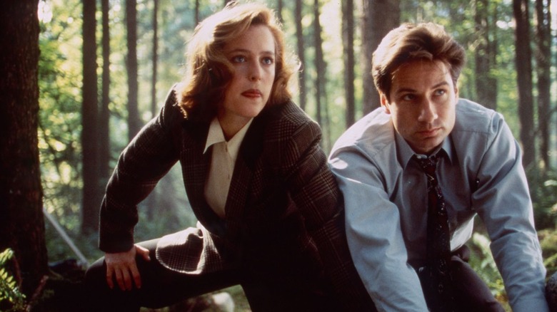 Scully (Gillian Anderson) and Mulder (David Duchovny) investigate a crime scene on The X-Files
