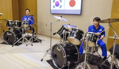 Takaichi and Lee warm up in a jam session at their summit