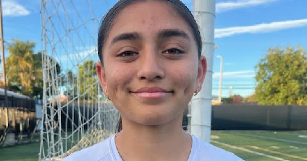 St. Genevieve High's Mia Rizo is earning rave reviews in girls' soccer