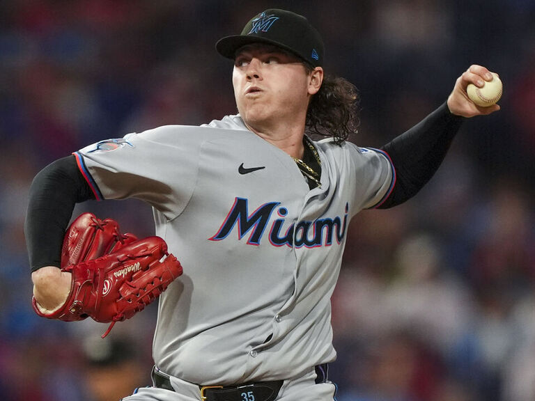 Marlins trade Weathers to Yankees for 4 prospects