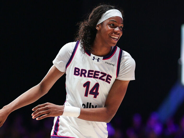 Malonga makes 1st dunk of season in Unrivaled league