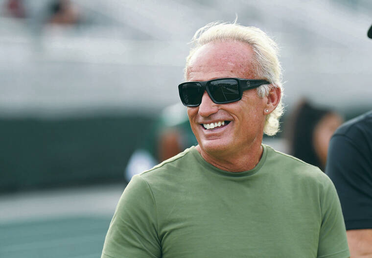 STEVEN ERLER / SPECIAL TO THE STAR-ADVERTISER / JULY 30, 2022
Jeff Reinebold attends a 2022 University of Hawaii football practice at Ching Field in Manoa.