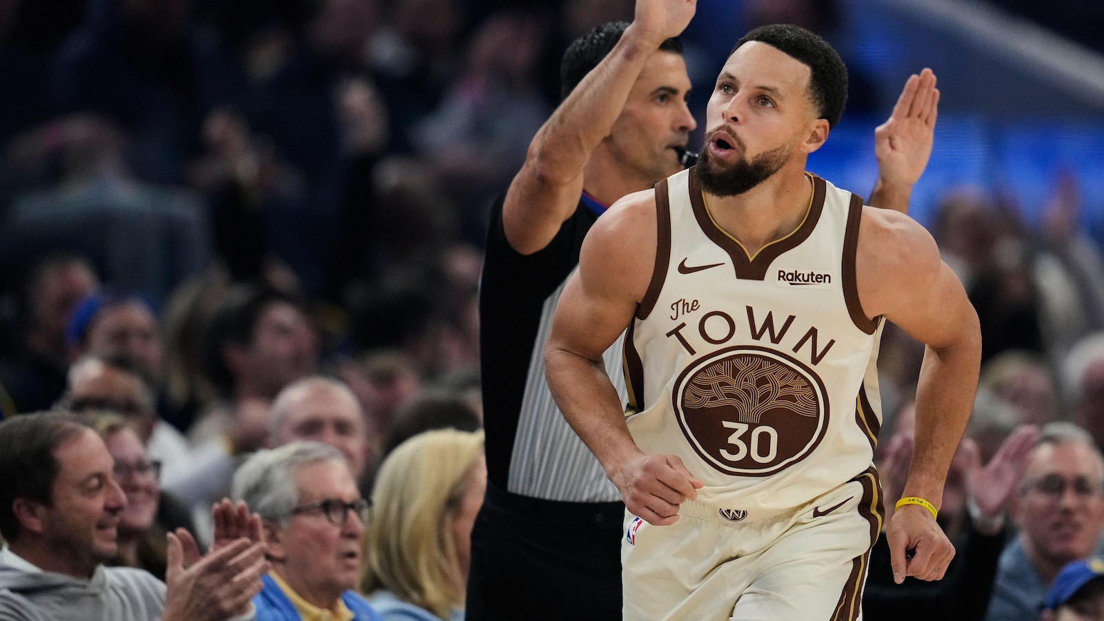 Stephen Curry has 27 points and season-best 10 assists as Warriors beat Kings 137-103