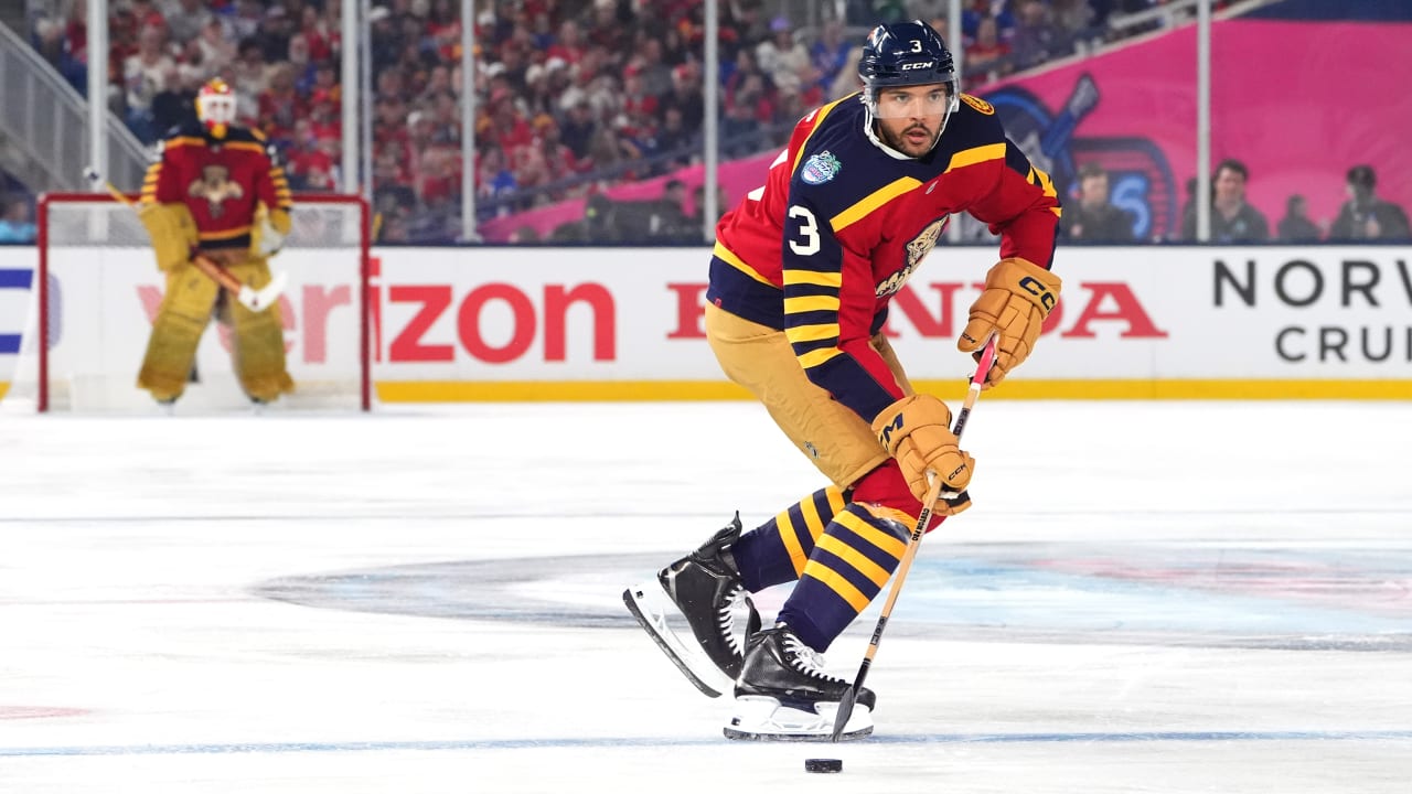 Jones leaves 2026 NHL Winter Classic with upper-body injury for Panthers