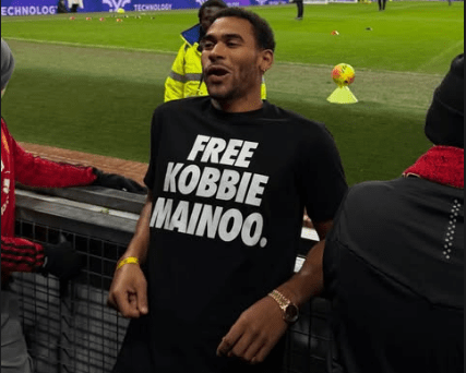 Jordan Mainoo-Hames wearing a "FREE KOBBIE MAINOO" T-shirt at the Manchester United v Bournemouth match.