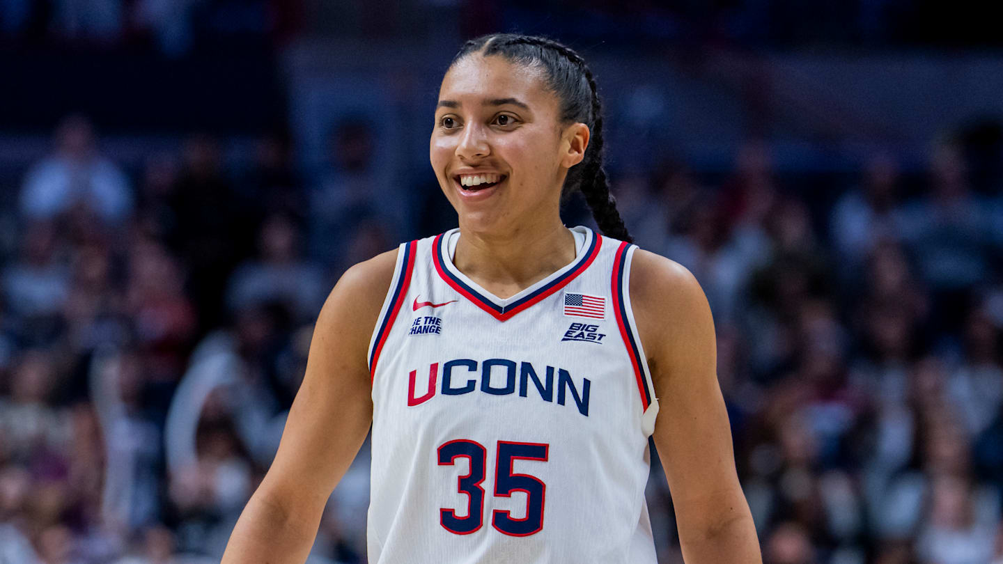 UConn Huskies guard Azzi Fudd