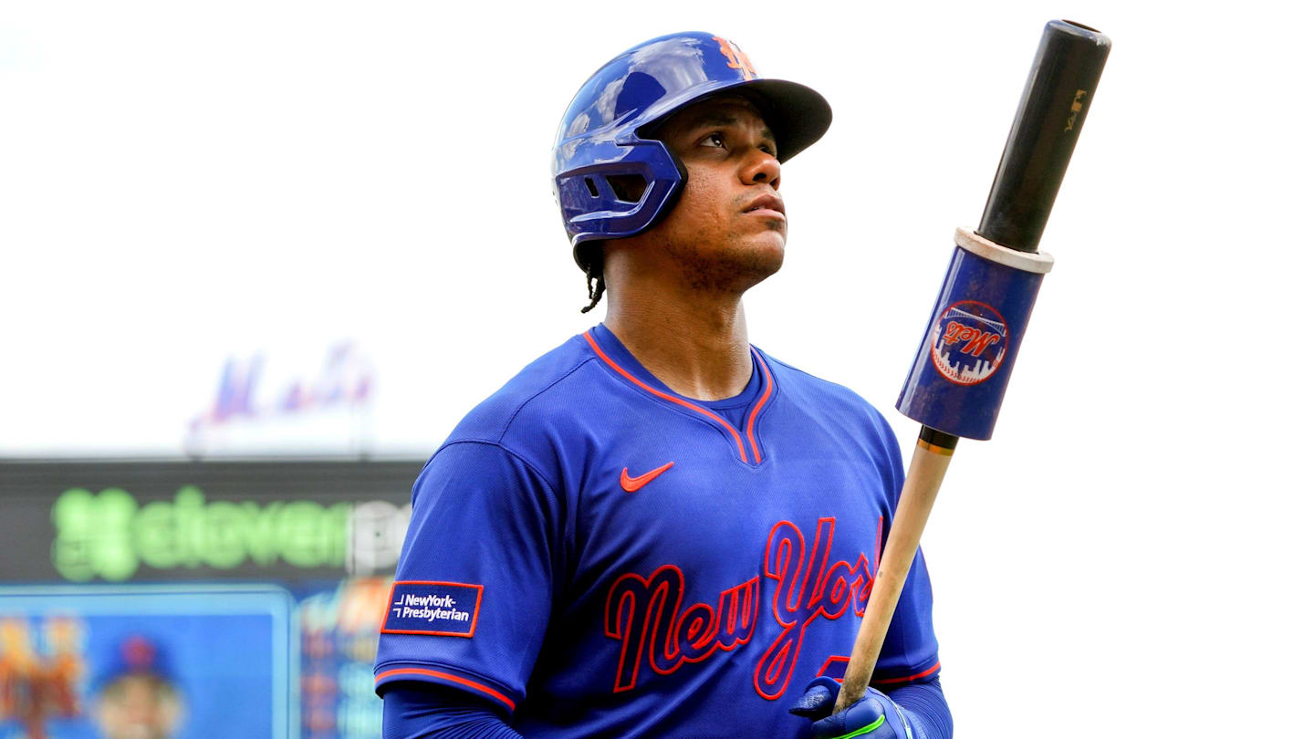 Soto reacts with Francisco Lindor after hitting a two-run home run against the Los Angeles Dodgers