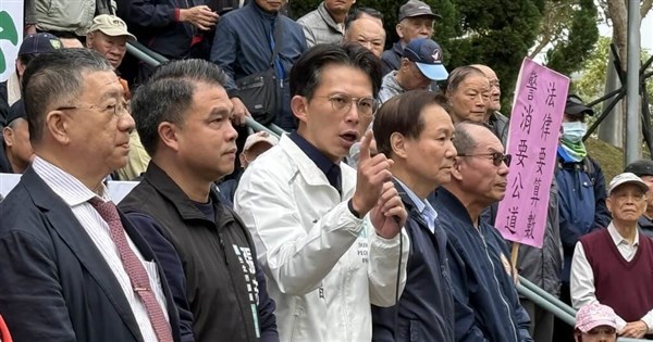 Ex-police, firefighters lodge suit against gov't amid pension dispute