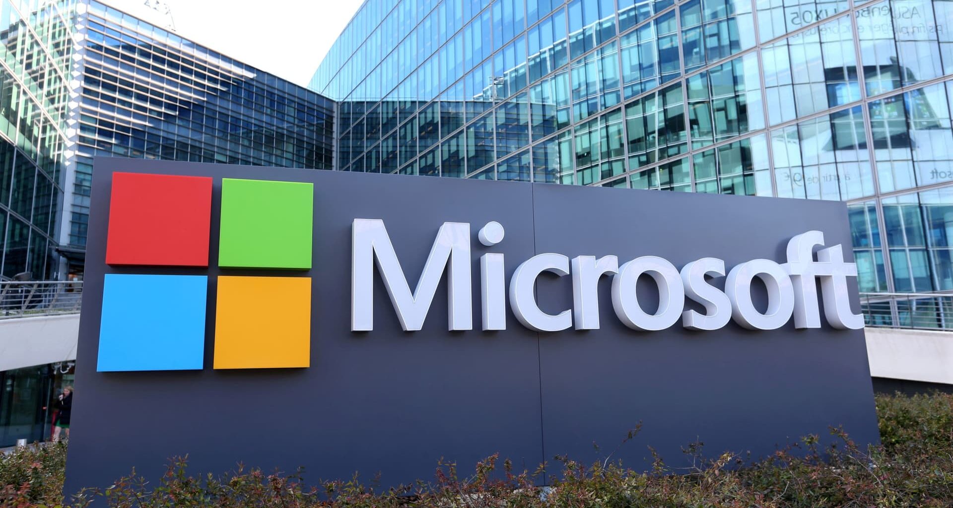 Software stocks are selling off, but this big name may be worth another look, charts show