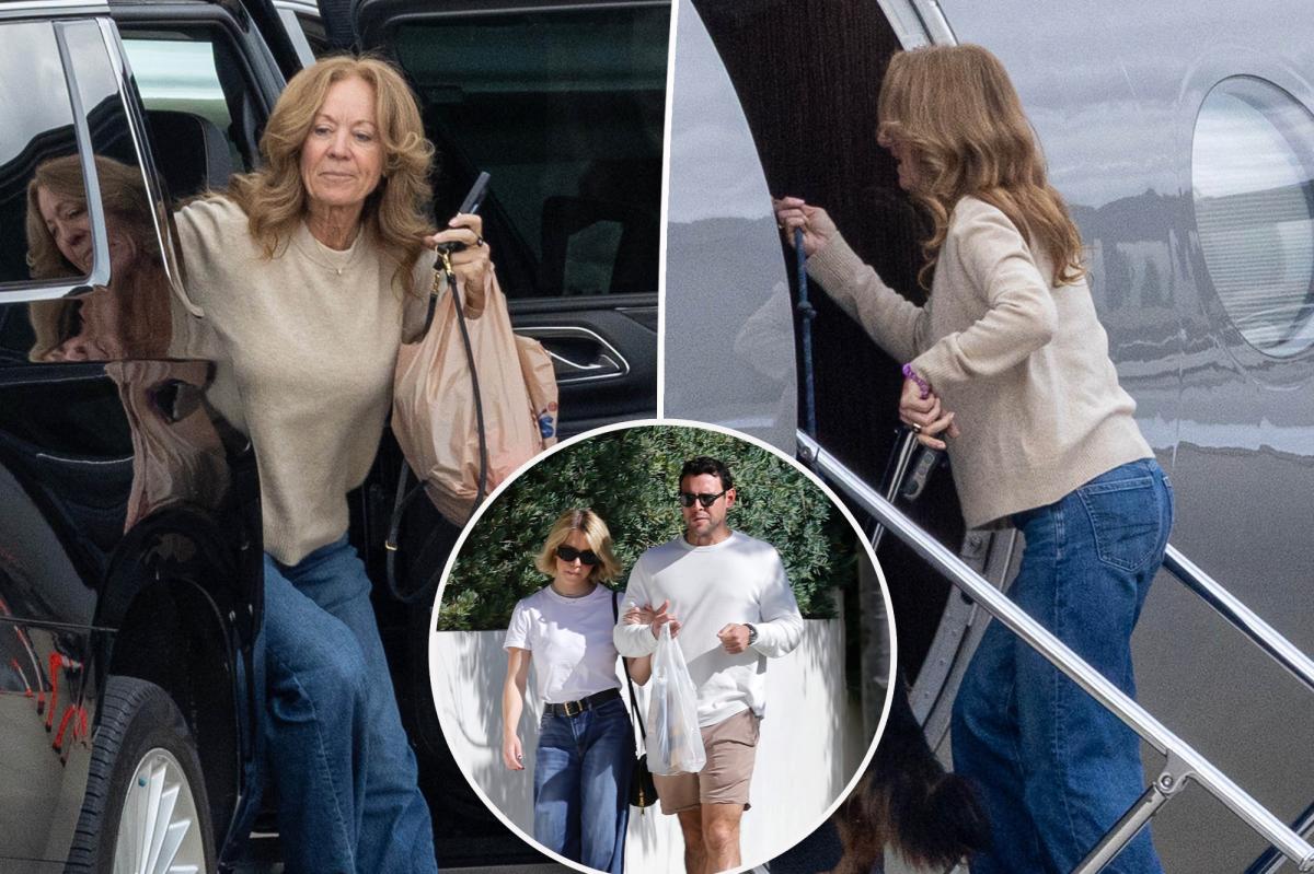 Sydney Sweeney's mom gets ride on Scooter Braun's private jet