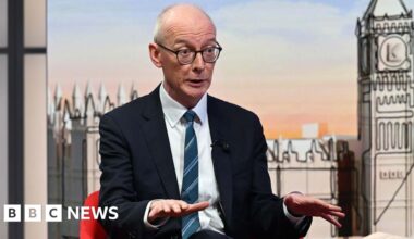 Don't drop PM over Mandelson, minister urges Labour MPs - BBC