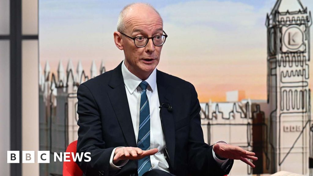 Don't drop PM over Mandelson, minister urges Labour MPs - BBC