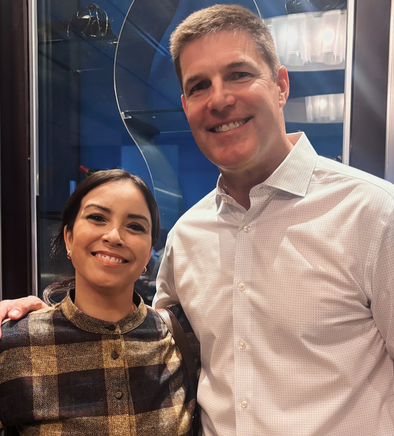 A short woman next to a very tall man.