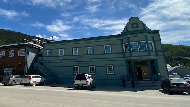 Tr’ondëk Hwëch’in First Nation sues Yukon gov't over mining approvals on its territory