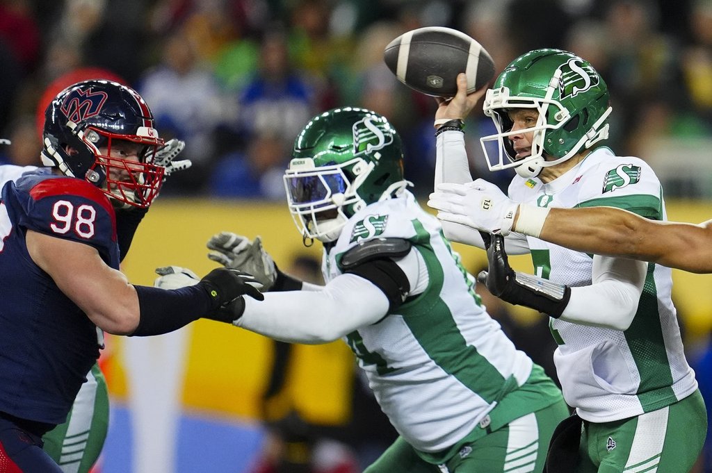 Saskatchewan Roughriders quarterback Trevor Harris (7) throws as Montreal Alouettes