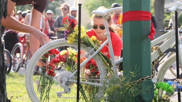 Wellington Crescent bike lane design won't be ready until April