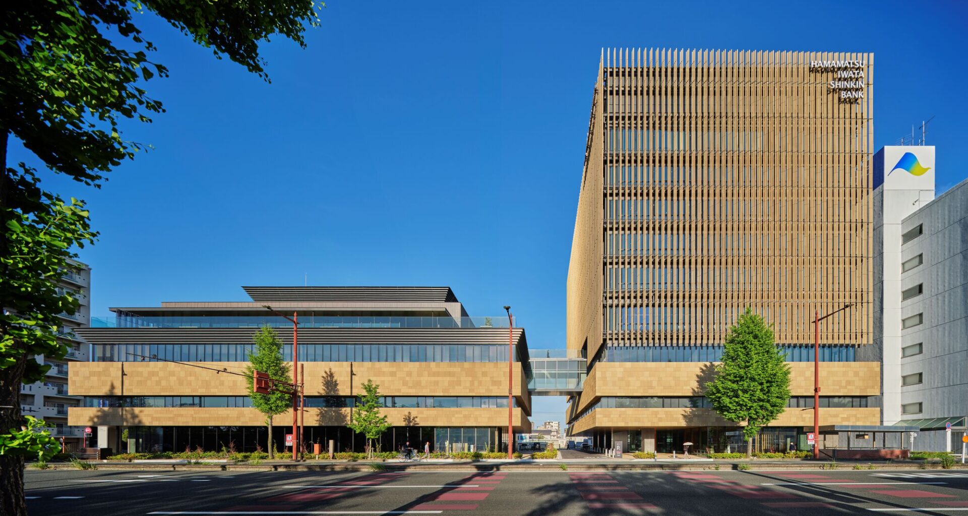 Hamamatsu Iwata Shinkin Bank Head Office and Main Branch / Nikken Sekkei