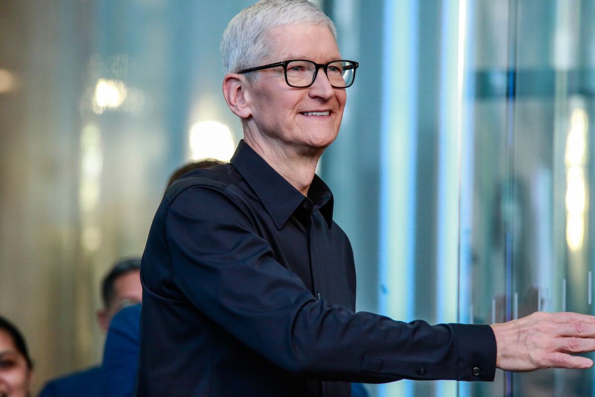 Apple (AAPL) CEO Tim Cook Vows to Lobby Lawmakers on Immigration Issue
